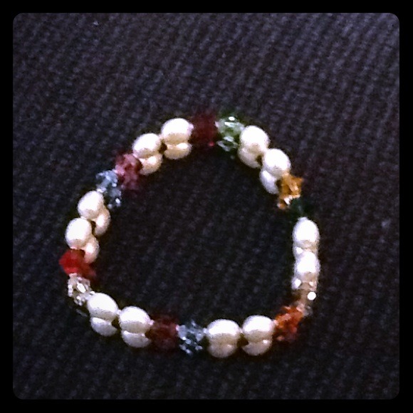 Pearl w/ gold tone and Australian crystal