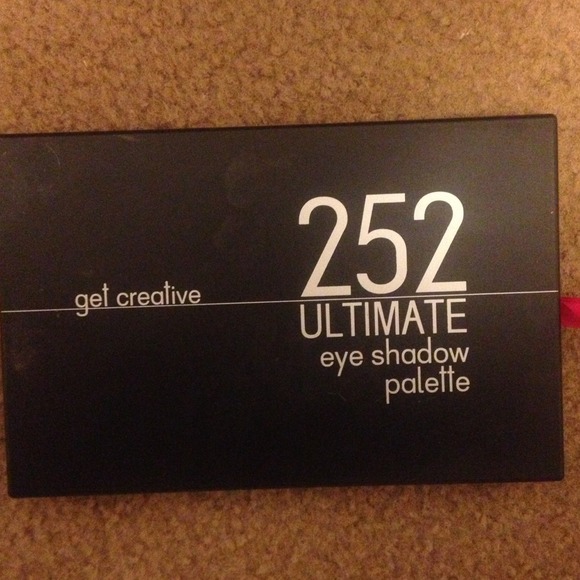 New 252 Coastal Scents Palette.