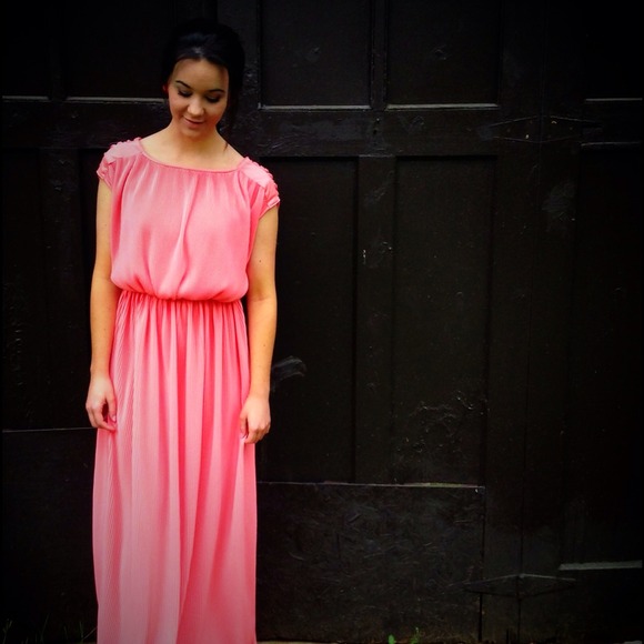 Vintage Maxi Dress! Super cute Coral-color!
