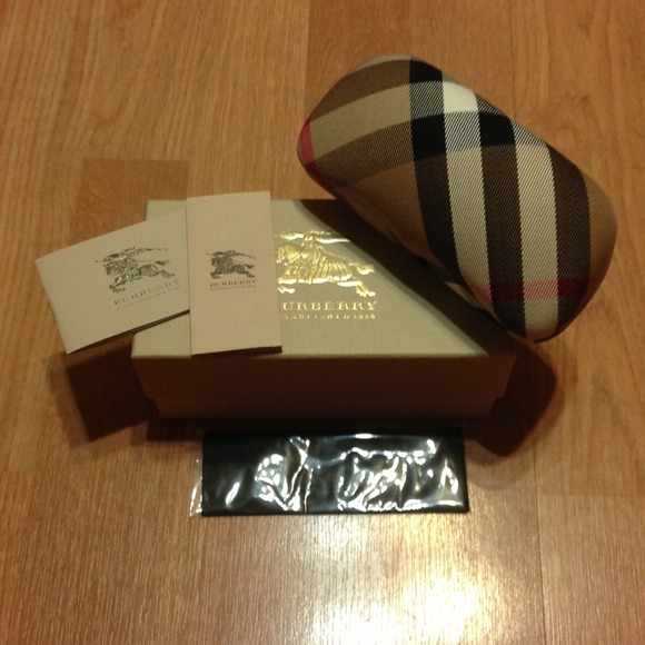 Burberry Sunglass Case [Large]
