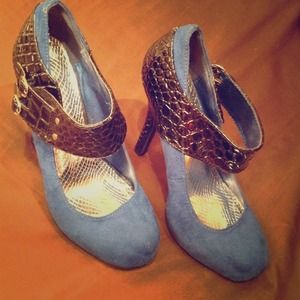**Bundled*** Blue snake patent leather pumps