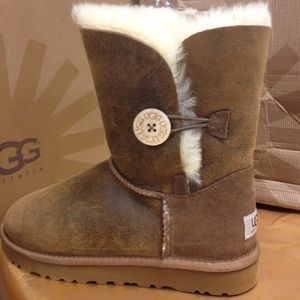 UGG Size 7 brand new brown Bailey button Bomber