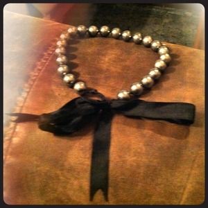 Black bow pearl necklace.
