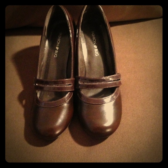 Low chocolate brown pumps