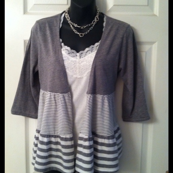 🔴🔴SOLD🔴🔴Cute Top worn with camisole - Picture 2 of 2