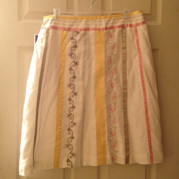 New Skirt TEMPORARY PRICE CUT - Picture 3 of 3