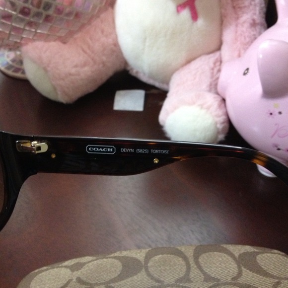 Brown coach sunglasses - Picture 3 of 3