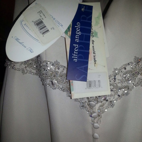 JUST REDUCED TO SELL!!Alfred Angelo wedding dress. - Picture 4 of 4