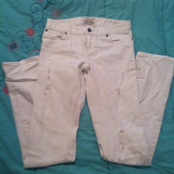White distressed skinny jeans