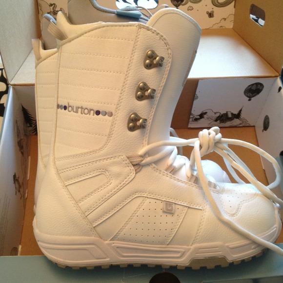 NIB never worn Burton 'Casa' Board Boots size 9.