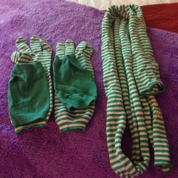 American Eagle scarf and gloves set