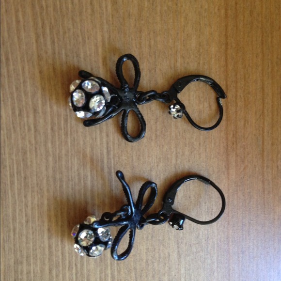 Black bow earrings.