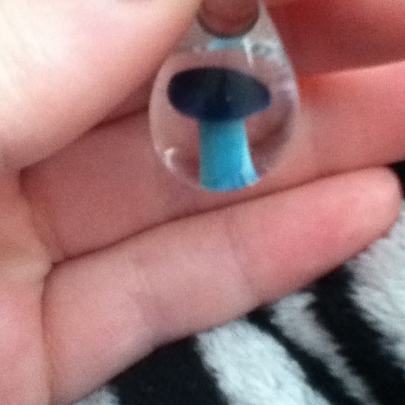 Jewelry - Picture 2 of 3