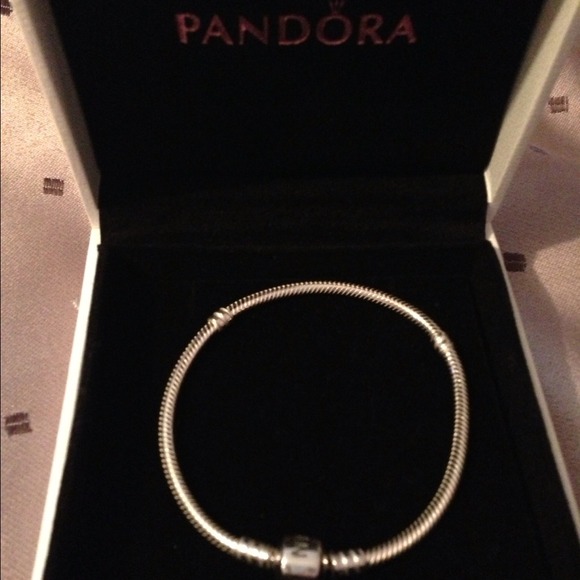 🚨SOLD🚨Auth. Pandora 7inch new bracelet w/box