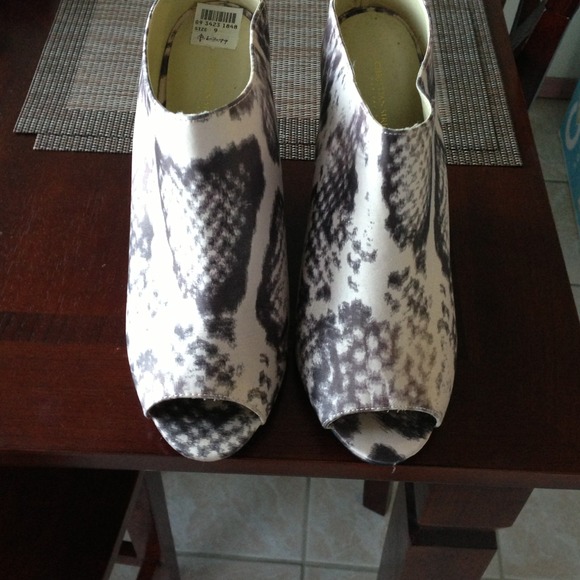 ⭐Traded🌟Gray snake skin print wedges