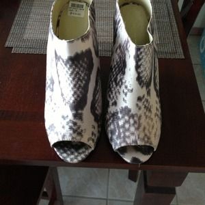 ⭐Traded🌟Gray snake skin print wedges