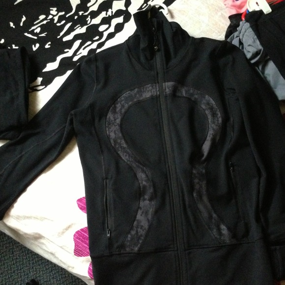 SOLD Lululemon in stride jacket 6
