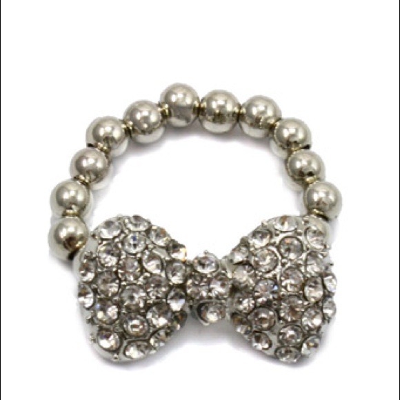 I sell handbags, jewelries n ladies accessories.