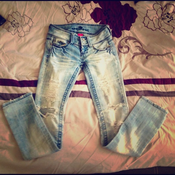 -Almost Famous Distressed Jeans