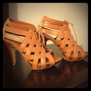 💕SOLD💕Brown leather Chinese laundry heels