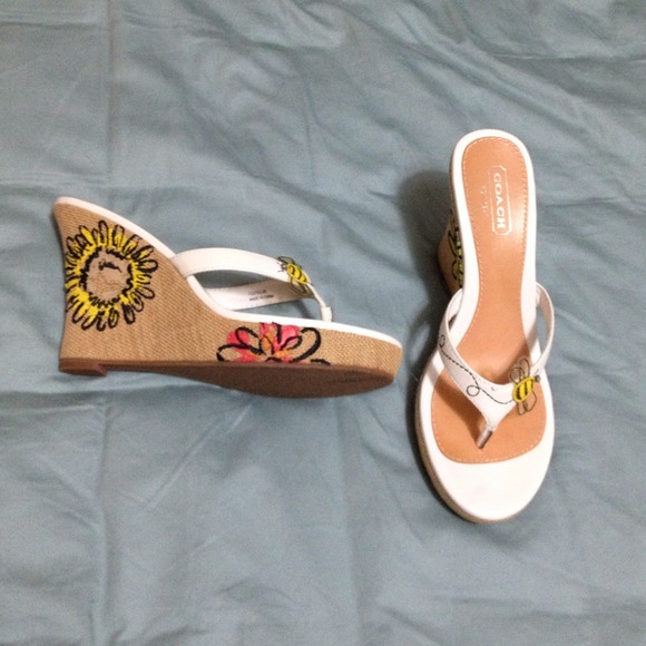 💋SOLD💋New Coach 👡Sandal Heels bumblebee