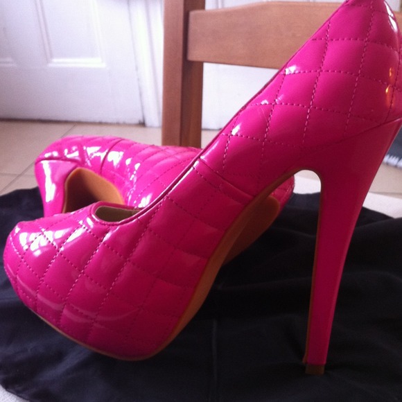 Quilted hot pink pumps - Picture 2 of 2