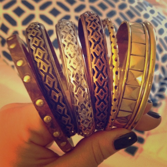 ❌SOLD❌Set of 7 Bangle Bracelets- assorted