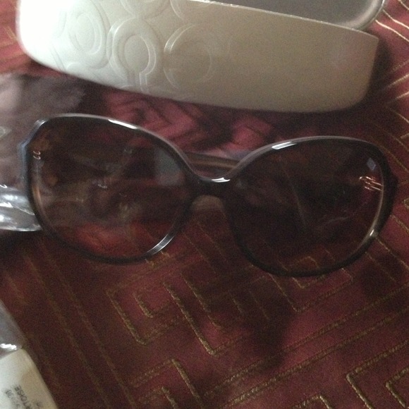 New Coach sunglasses and case - Picture 3 of 3
