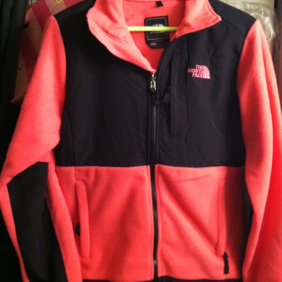 🚨*Sold*🚨The northface denali woman's fleece NWT - Picture 3 of 4