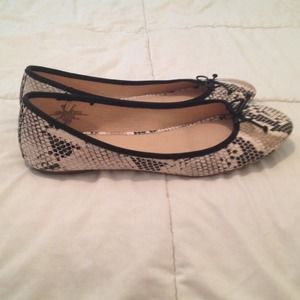 ✨Reduced!! ✨ Snake skin inspired flats