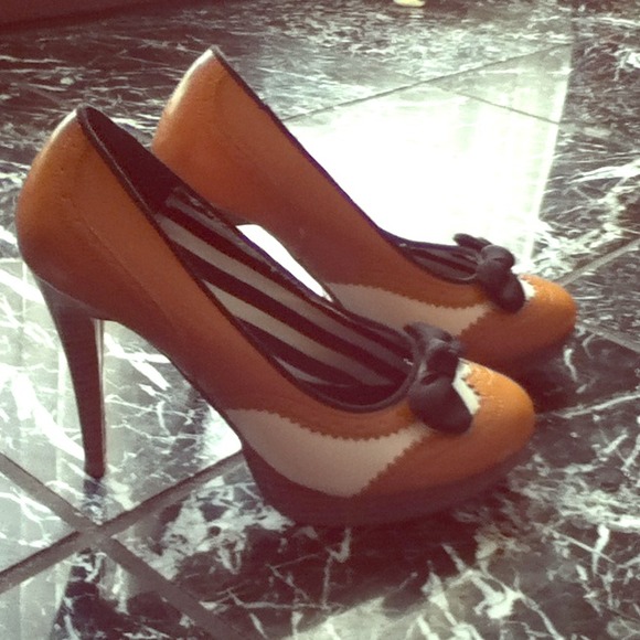 Chic bow tie heels!