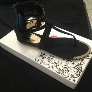 Cute sandals!