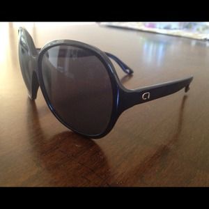 Black oversized sunglasses