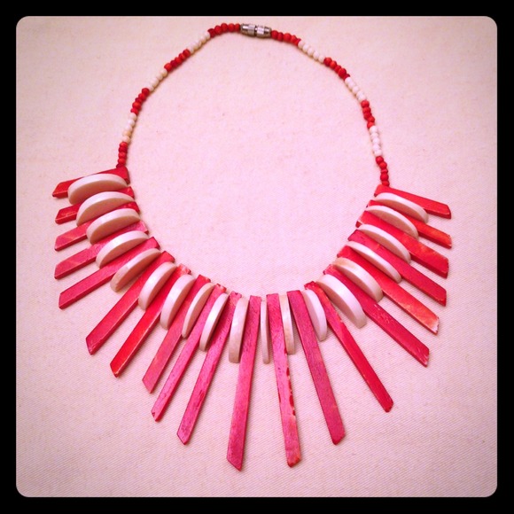 🎪MARK DOWN🎪 Vintage Crm/Red Necklace $4⃣0⃣➡$3⃣0⃣