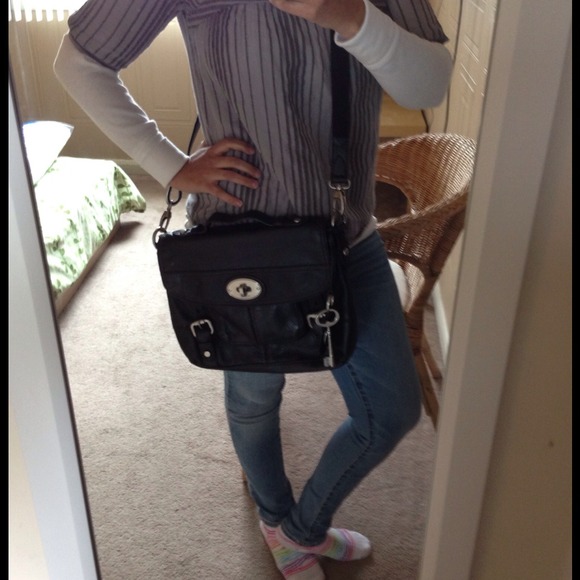 IN HOLD FOR @britnivance Fossil Cross Body Black
