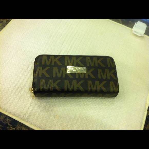💢💢💢💢sold💢💢💢💢Mk Ansley logo clutch