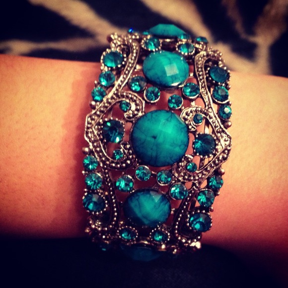 Jewelry - Stunning and sparkly blue bracelet🚫SOLD