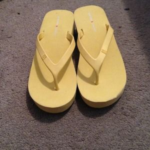 Wedge yellow slippers