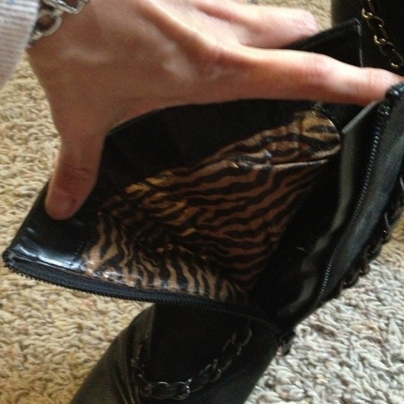 REDUCED! Black leather heel ankle boots. - Picture 2 of 3