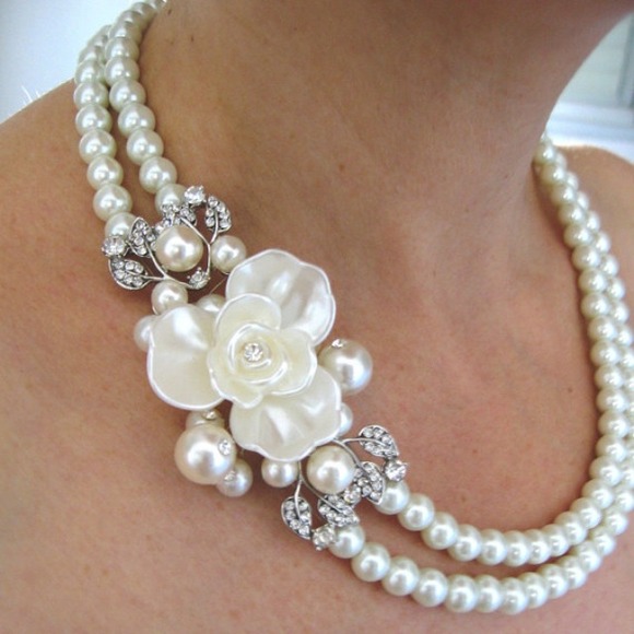 Ivory Swarovski pearls and rhinestone necklace.