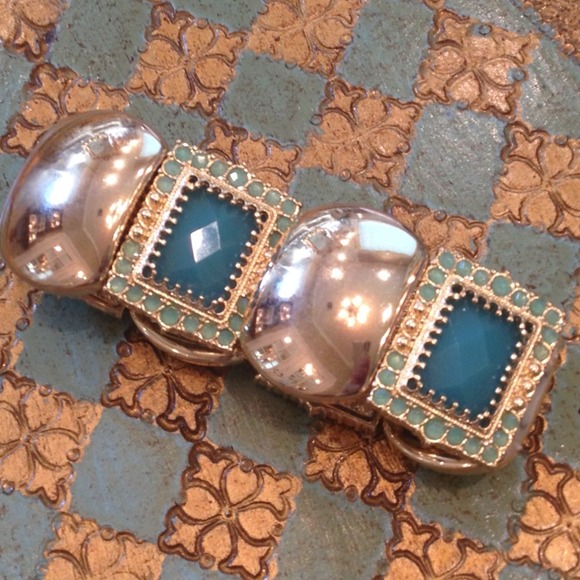 Jewelry - 🌟Hold for @laurora🌟 Jeweled bracelet