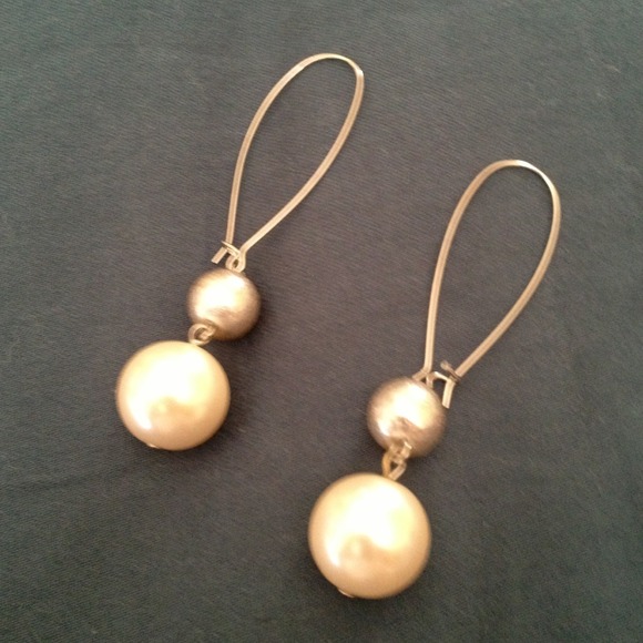 Dangling earrings with pearl and silver beads - Picture 1 of 1