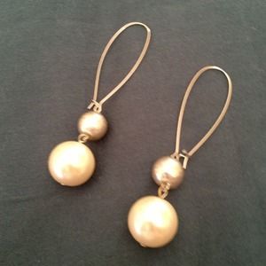 Dangling earrings with pearl and silver beads