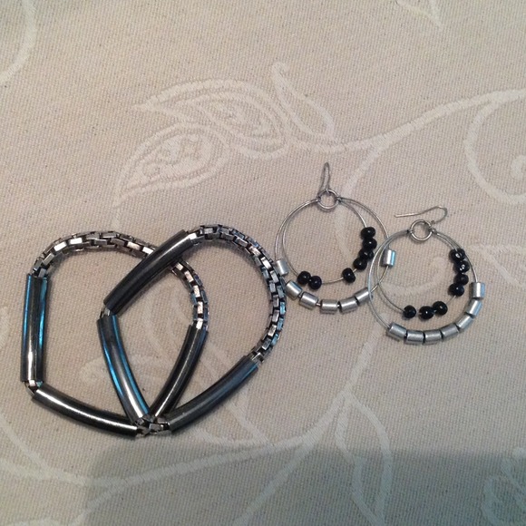 Stretch bracelets & hoop earrings