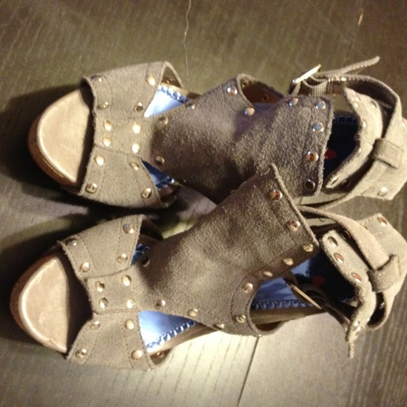 Luchiny suede grey studded wedges