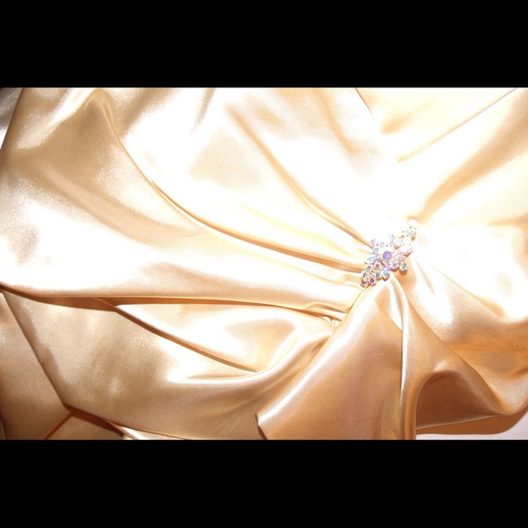 Gorgeous gold ruffle dress for prom and evening - Picture 3 of 4