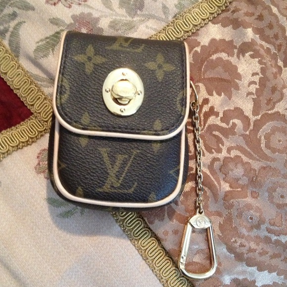 Cute little Louis Vuitton camera holder!!