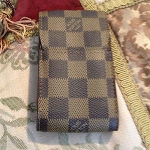 Great little Louis Vuitton cell phone carrier!!