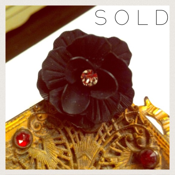 SOLD Black flower ring - Picture 1 of 2