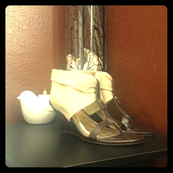 💢SOLD💢T-Strap Low Heels